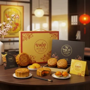 Bộ quà Trung Thu sang trọng gồm bánh, hộp quà và thiệp doanh nghiệp trên bàn hiện đại.