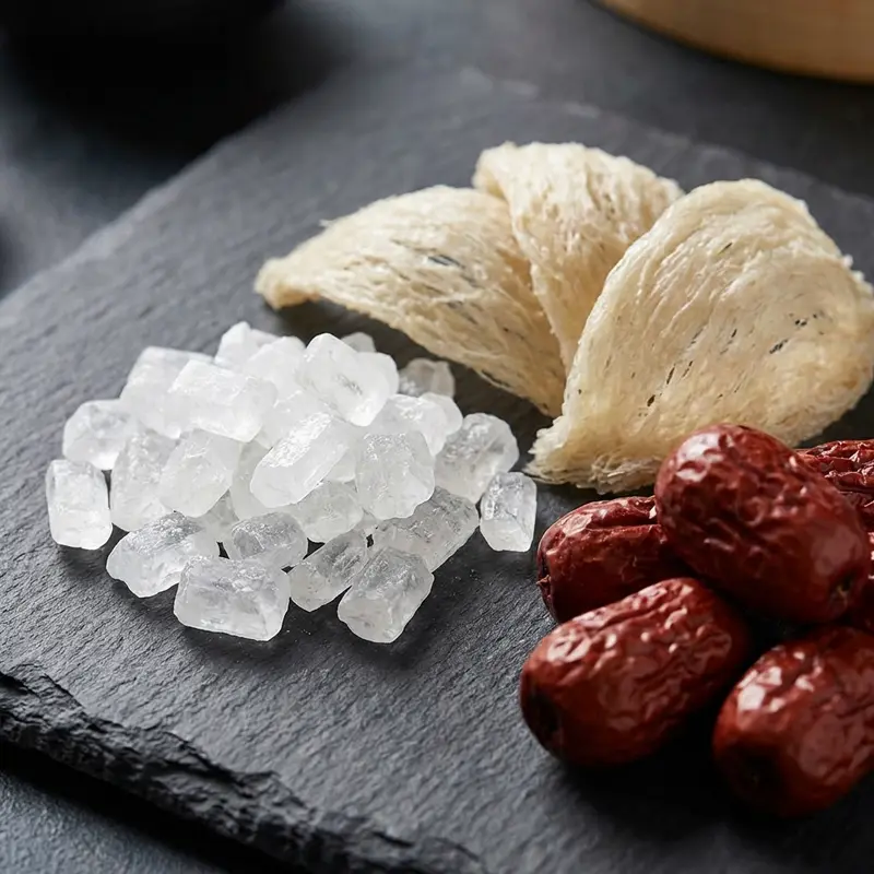 Lựa chọn nguyên liệu kỹ lưỡng quyết định chất lượng của món yến chưng.