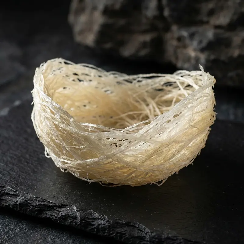 Yến rút lông khô giữ nguyên hình dáng tổ và cấu trúc sợi yến dài, nguyên bản.