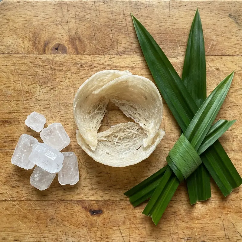 Nhận diện các nguyên liệu cơ bản trong một lọ yến chưng.