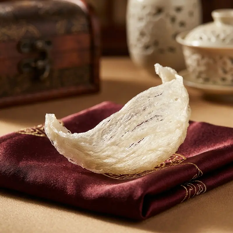 Tổ yến chữ C với hình dáng bán nguyệt hoàn hảo và sợi yến dài.